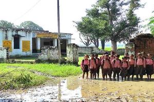 बाराबंकी: बरसात का पानी भरने से रास्ता बदहाल, स्कूल आवागमन में हुई परेशानी