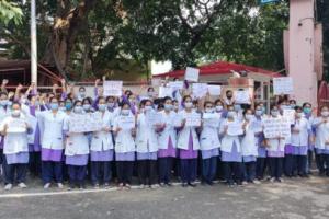 हल्द्वानी: नर्सिंग कॉलेज के छात्र-छात्राओं का प्रदर्शन