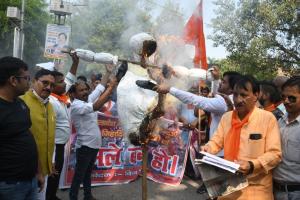 बरेली: विश्व हिन्दू परिषद ने जलाया बांग्लादेश सरकार का पुतला
