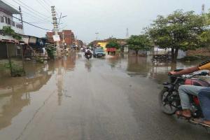 हरदोई: जल निकासी की व्यवस्था न होने के कारण नगर पंचायत हुआ जलमग्न