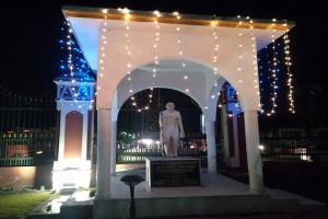 रामपुर: गांधी जयंती की पूर्व संध्या पर रंग-बिरंगी रोशिनयों से जगमगाई गांधी समाधि