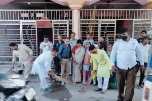 बरेली: पूर्व महापौर और कांग्रेस जिलाध्यक्ष ने वाल्मीकि मंदिर में लगाई झाडू