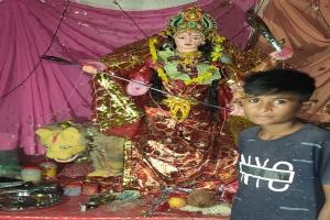 रायबरेली: आस्था पर धन अभाव बनी बाधा तो छात्र ने खुद बना डाली मां दुर्गा की मूर्ति