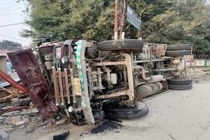 अमरोहा: सैदनगली में अनियंत्रित होकर ट्रक पलटा, चालक की मौत