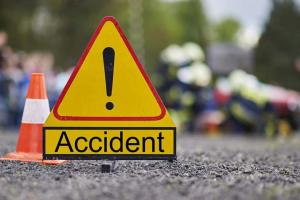 बिजनौर : ट्रक की टक्कर से बाइक सवार महिला की मौत, दो घायल