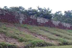 सीतापुर: गोलियों से छलनी हो गई फायरिंग बट की दीवार, गांव पर मडराया खतरा