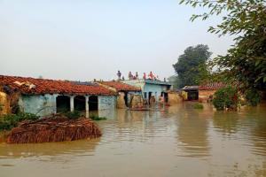 आफत की बारिश: बरेली में बाढ़ जैसी स्थिति, कई गांवों में लोग छतों पर रहने को मजबूर, खाने-पीने के भी लाले