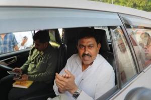 लखीमपुर हिंसा: एनएसयूआई कार्यकर्ताओं ने केंद्रीय मंत्री अजय मिश्रा के वाहन पर फेंके अंडे