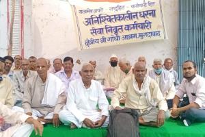 मुरादाबाद: बकाया राशि को लेकर रिटायर्ड कर्मचारियों ने गांधी आश्रम पर दिया धरना