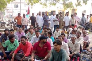 मीरगंज: वोल्टेज कम होने की समस्या को लेकर ग्रामीणों ने बिजली घर पर दिया धरना