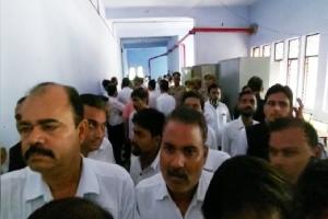 शाहजहांपुर: कोर्ट में वकील की गोली मारकर हत्या, तमंचा छोड़कर हत्यारा फरार