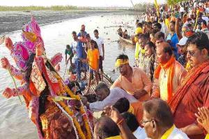 अयोध्या: मां की विदाई पर भक्तों के छलके आंसू, सरयू नदी में हुआ विसर्जन