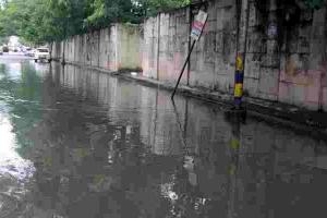 लखनऊ: बेमौसम बारिश से जगह-जगह हुआ जलजमाव, घरों में घुसा पानी