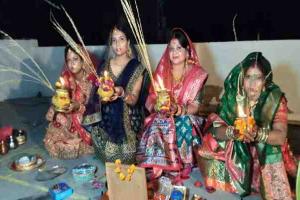 रायबरेलीः सुहागिन महिलाओं ने सौभाग्य और सुहाग के लिए व्रत रख किया चांद का दीदार