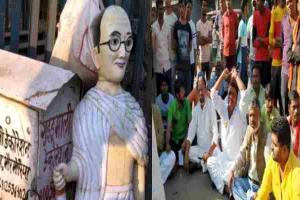 बांदा: अराजक तत्वों ने क्षतिग्रस्त की महात्मा गांधी की प्रतिमा, कांग्रेसियों ने जताया विरोध