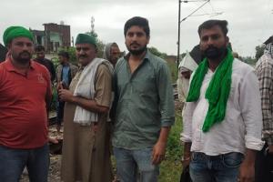 मुरादाबाद : हकीमपुर रेलवे स्टेशन पर किसानों का प्रदर्शन