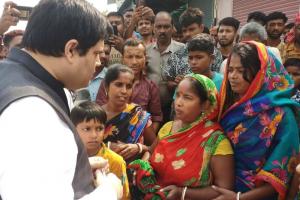 पीलीभीत: बाढ़ पीड़ितों की मदद के लिए दिल्ली से आए सांसद वरुण गांधी, प्रभावित इलाकों का किया दौरा