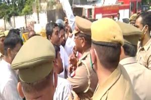 सीतापुर: तेज हुआ कांग्रेसियों का आंदोलन, बैरिकेडिंग तोड़कर पुलिस से हुई धक्का-मुक्की