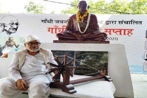 बाराबंकी: लखीमपुर घटना के विरोध में गांधीवादी राजनाथ शर्मा ने किया अनशन