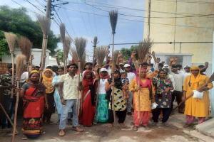 हरदोई: ईओ की अभद्रता से नाराज सफाई कर्मचारियों ने किया विरोध प्रदर्शन