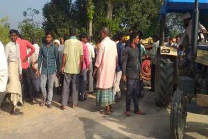 सीतापुर: ओवरटेक करने के चक्कर में पलटी ट्रैक्टर-ट्राली, चालकों की हुई मौत