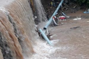 हल्द्वानी: फिर टूट गई जल संस्थान की जुगाड़ वाली पेयजल लाइन, बरसात में पेयजल को तरसे लोग