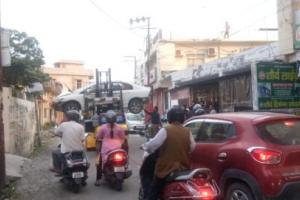 हल्द्वानी: आगे पुलिस की गाड़ी चलती रही, पीछे रेंग रेंगकर चलने को मजबूर हुए वाहन सवार… देखें Video