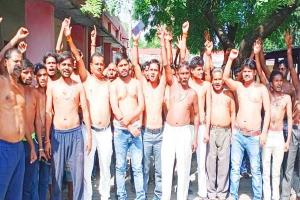 रायबरेली: बदहाल सड़क के विरोध में ग्रामीणों ने किया अर्धनग्न प्रदर्शन