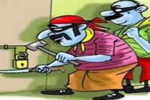 बाराबंकी: बेखौफ चोरों ने दो गुमटियों का तोड़ा ताला, सामान के साथ नकदी ले हुए रफूचक्कर