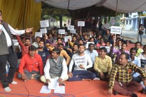 बरेली: दूसरे दिन भी जारी रहा बिजली कर्मचारियों का धरना