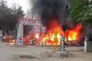 बरेली: सड़क किनारे जूतों की फड़ में लगी आग, हजारों का माल जलकर हुआ खाक