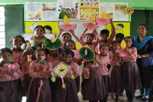 हरदोई: दीपोत्सव की तैयारियों में जुटे स्कूली बच्चे, बनाए कागज के दिये