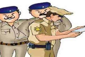 कुशीनगर: वारंटी को गिरफ्तार करने गई पुलिस टीम पर परिजनों ने किया हमला