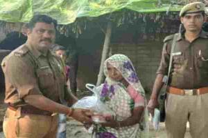 हरदोई: कछौना पुलिस ने गरीब व असहाय लोगों को वितरित किया मिष्ठान