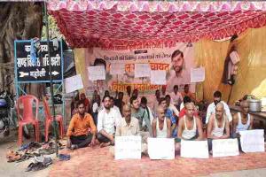 सीतापुर: किसान संगठन ने किया भ्रष्टाचार का दसवां संस्कार, मुंडवाया सिर