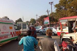 बाराबंकी: सपा कार्यकर्ताओं की लापरवाही से लगा जाम, घंटों फंसी रही एंबुलेंस