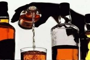 सीतापुर: शराब ठेके से बरामद हुई भारी मात्रा में नकली शराब, दबोचे गए तीन शातिर