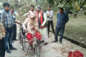हरदोई: असहाय वृद्ध को खंड शिक्षा अधिकारी ने भेंट की ट्राई साइकिल