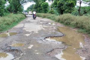 सीतापुर: सौ गांवों को जोड़ने वाला मुख्य मार्ग जर्जर, लोग परेशान