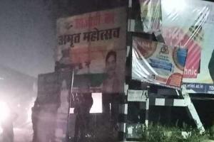 लखनऊ: बसपा उम्मीदवार के कार्यकताओं ने भाजपा चेयरमैन की फाड़ी होर्डिंग, समर्थकों में आक्रोश