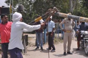 बरेली: पीताम्बरपुर में पिकअप ने टक्कर मारकर तोड़ा बूम, फाटक पर लगा लंबा जाम, चालक गिरफ्तार
