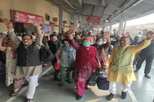 अयोध्या: रामायण स्पेशल ट्रेन से आये यात्रियों पर हुई पुष्प वर्षा