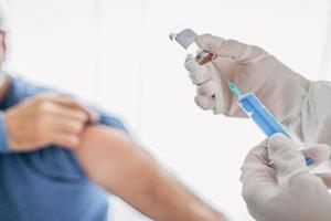 UP में चार करोड़ लोगों को मिल चुकी है कोरोना टीके की दोनों खुराक