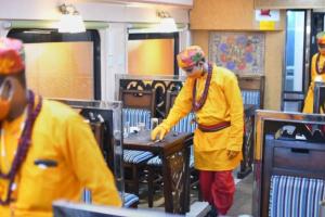 उज्जैन के साधु-संतों ने दी धमकी- रामायण एक्सप्रेस में सवार वेटरों की नहीं बदली ड्रेस तो 12 दिसंबर को रोकेंगे ट्रेन