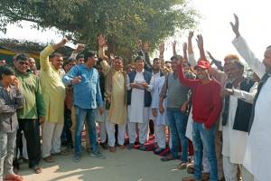 रामपुर : लालपुर पुल निर्माण को लेकर ग्रामीणों का धरना प्रदर्शन