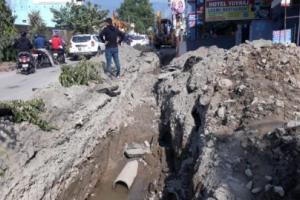 हल्द्वानी: 22 दिन से पानी नहीं आया, अब जल संस्थान की पेयजल लाइन भी टूटी