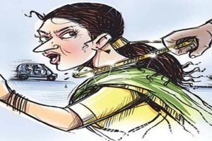 हरदोई: महिला की चेन खींचकर शातिर युवक फरार, पुलिस खंगाल रही CCTV फुटेज