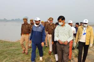 खबर का असर: राम गंगा घाट पहुंचे वन विभाग के अधिकारी, सफाई के दिए निर्देश