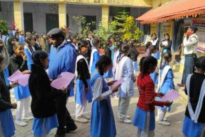 रामपुर: यातायात माह के समापन पर छात्राओं को किया जागरूक, वाहन चालकों को बताए नियम