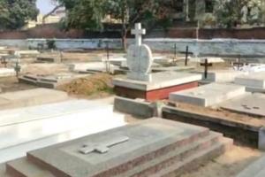 बरेली: ईसाई समाज के लोग कब्र खोदकर शव दफनाने को मजबूर
